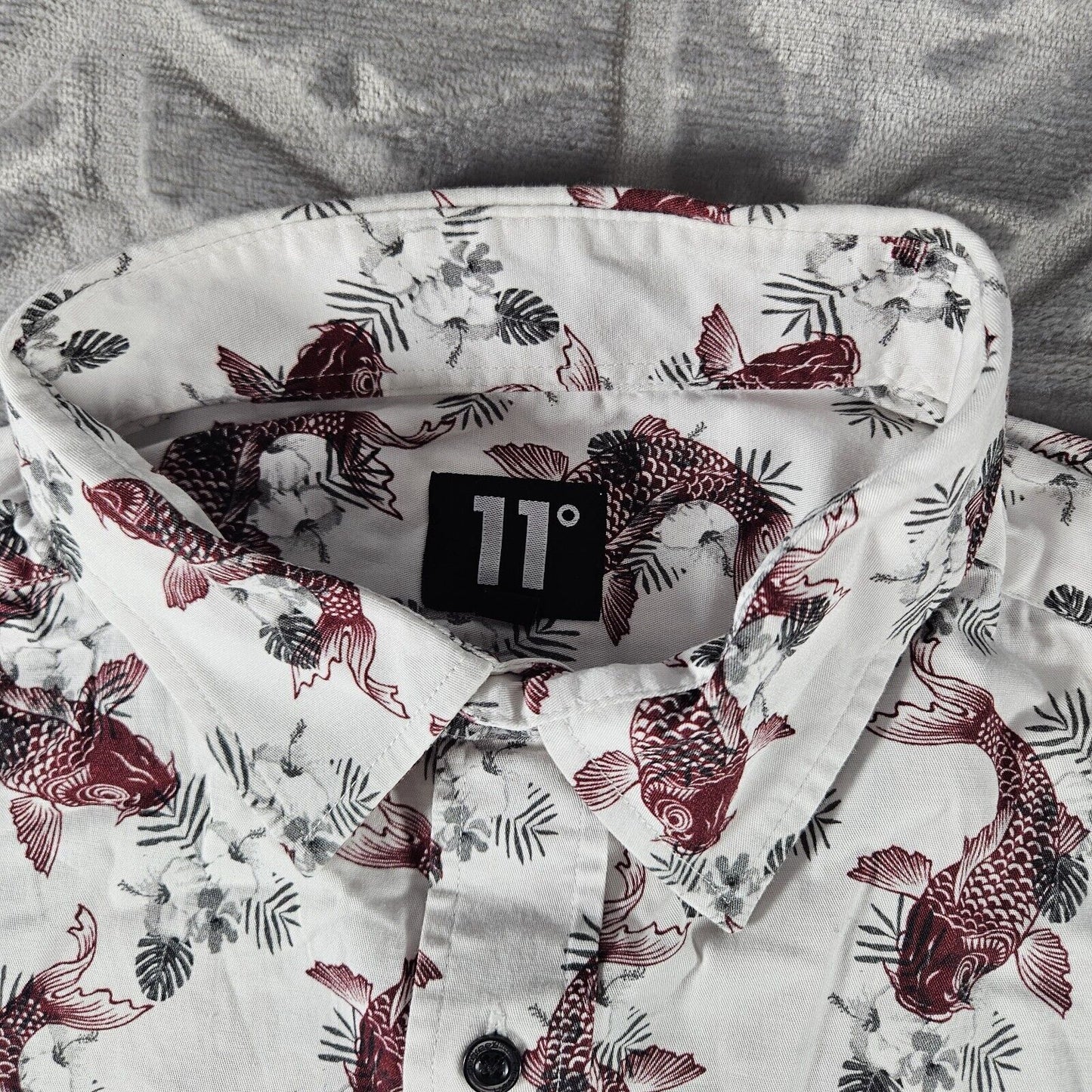 11 Degrees Shirt Mens Large White Fish Print Red Carp Button Up Short Sleeve Use